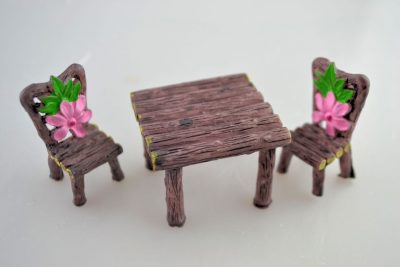 Tunderkert-asztal-2db-viragos-szekkel